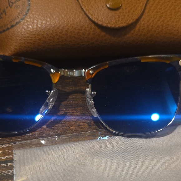 Ray-Ban Clubmaster, Tortoise, Sunglasses with Classic Case